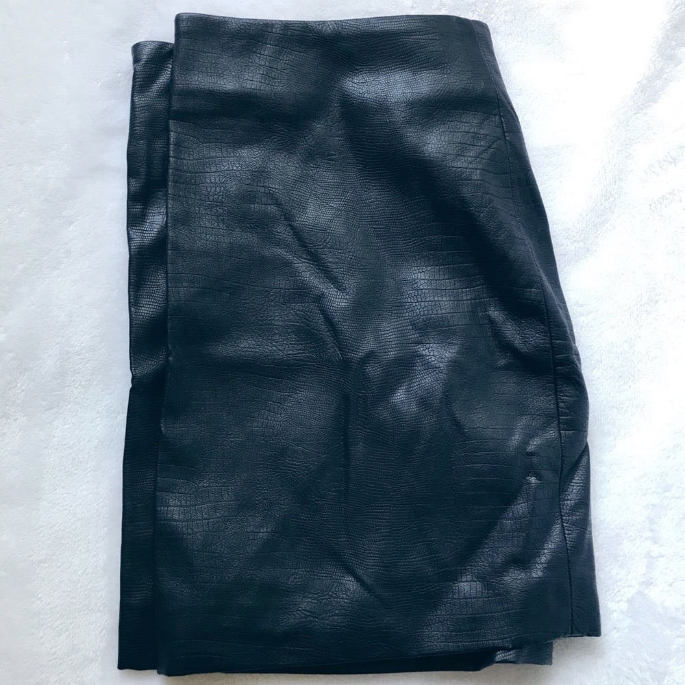 🛍✨5 for $25 - Leather mini skirt